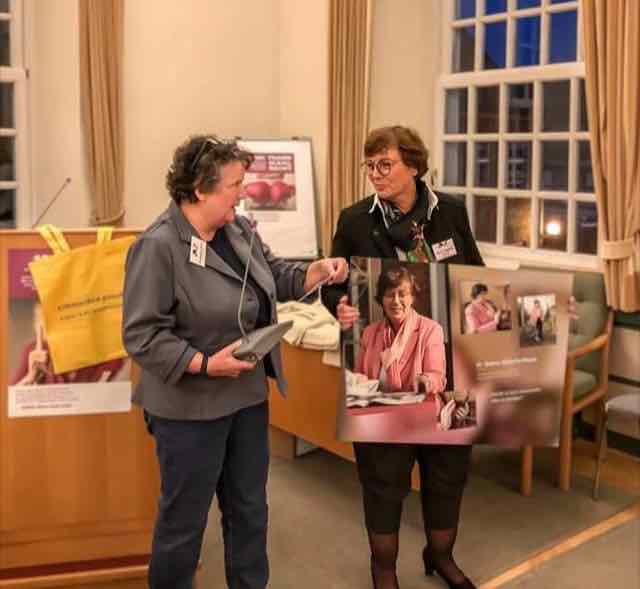 Petra Bargheer-Nielsen überreichte Ministerin Dr. Sabine Sütterlin-Waack mit Dank ihr Ausstellungsbild. Foto: Nielsen